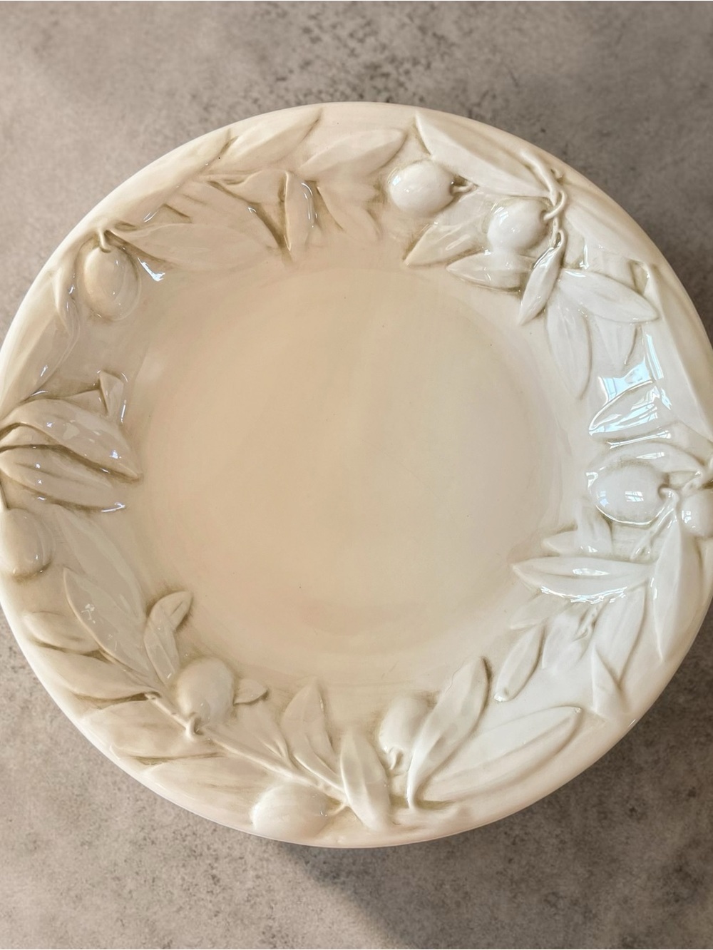 Set of 2 Williams Sonoma “Tuscan Olive” spaghetti plates, made in Italy